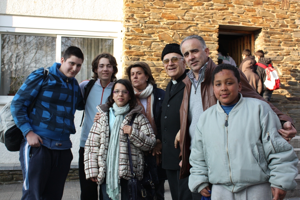 Grupo de alumnos y ponentes en la mesa de Armenteros